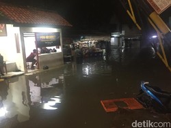 Banjir Rendam Komplek Polri Pondok Karya Mampang, Jaksel