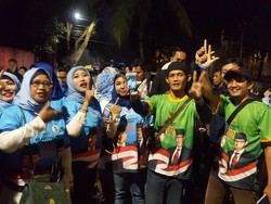 Jelang Debat, Massa Nyanyikan Yel-yel Dukungan di Kediaman Prabowo