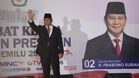 Lambaian Tangan Prabowo Saat Tiba di Lokasi Debat Capres Kedua