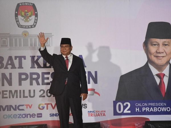 Lambaian Tangan Prabowo Saat Tiba di Lokasi Debat Capres Kedua
