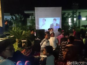 Warga Kampung di Serang Antusias Nobar Debat Capres