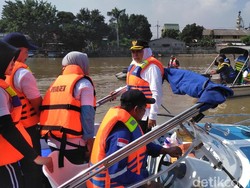 Khofifah Mata-matai Pembuang Popok di Kali Brantas Lewat CCTV