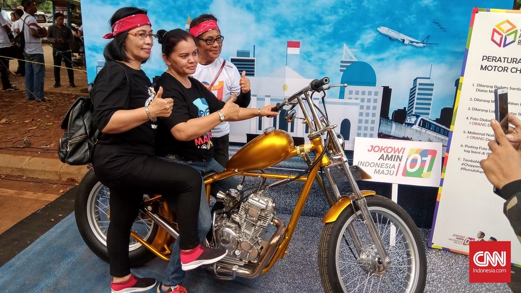 Motor Chopper miliki capres nomor urut 01 Joko Widodo dipajang di area nobar yang berlokasi di Parkir Timur Senayan. Motor modifikasi Royal Enfield Bullet 350 alhasil menjadi incaran swafoto para pendukung pasangan capres-cawapres nomor urut 01.