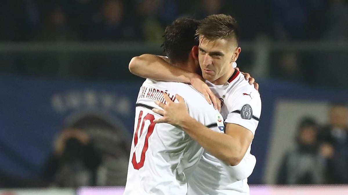Striker anyar AC Milan Krzsztof Piatek (kanan). (Foto: Marco Luzzani/Reuters)