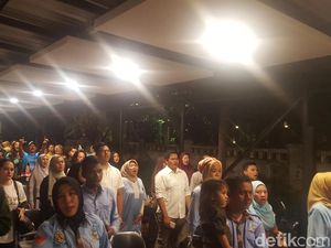 Nyanyikan Yel-yel, Relawan Prabowo Nobar Debat Capres di Kertanegara