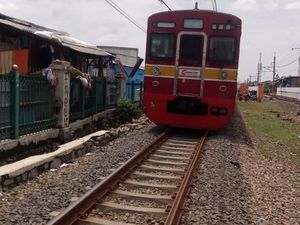 KRL Bogor-Angke Tersambar Petir, Tak Ada Korban KRL Bogor-Angke Tersambar Petir, Tak Ada Korban