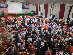 Pendukung Jokowi Nobar di Rumah Wali Kota Makassar