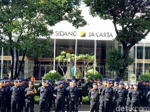 Polisi dan TNI Apel Gabungan Pengamanan Debat di GBK Polisi dan TNI Apel Gabungan Pengamanan Debat di GBK