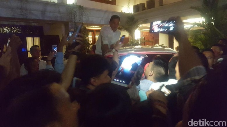 Usai Debat Capres Prabowo Sempatkan Selfie Dengan Relawan