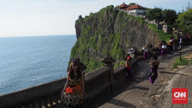 KAWASAN WISATA ULUWATU Wisatawan mengujungi kawasan wisata Pura Uluwatu yang berada di Desa Pecatu, Kabupaten Badung, Bali, Kamis, 14 Februari 2019. CNNIndonesia/Safir Makki
