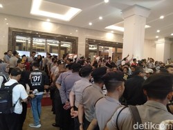 Polisi Bikin Pagar Betis Pisahkan Pendukung Jokowi dan Prabowo