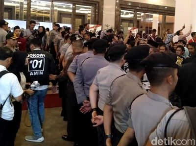 Puluhan Polisi Bikin Pagar Betis Pisahkan Pendukung Jokowi dan Prabowo