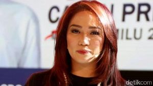 7 Pesona Si Cantik Rambut Merah Anisha Dasuki di Debat Capres