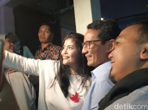 Jelang Nobar Debat, Sandiaga Selfie Bareng Simpatisan