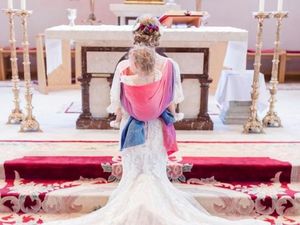 Jalan di Altar, Pengantin yang Gendong Anak di Punggung Ini Jadi Perhatian