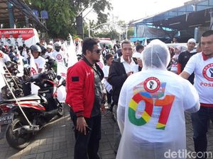Nobar Debat, Relawan Jokowi Konvoi Berjas Hujan ke Hotel Sultan