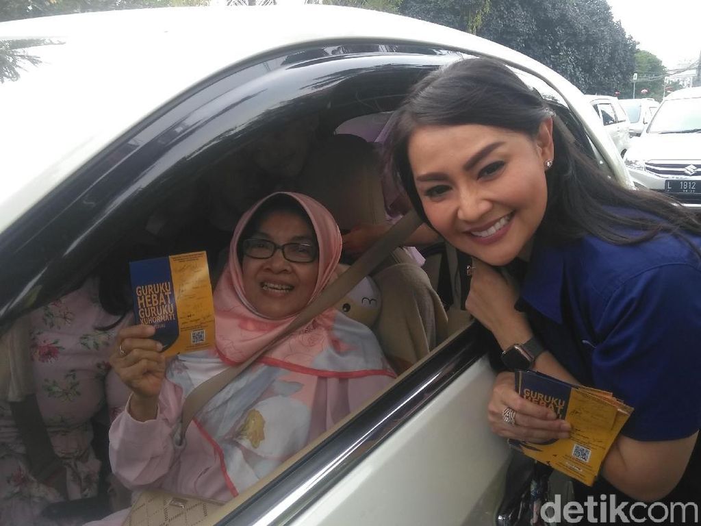Caleg-caleg Artis Turun ke Jalan Ajak Warga Surabaya Hormati Guru Caleg-caleg Artis Turun ke Jalan Ajak Warga Surabaya Hormati Guru
