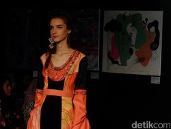 Cerita Desainer Soal Fashionista New York yang Apresiasi Kain Ulos