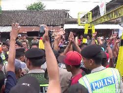 Puluhan Sopir Truk Pasir Lumajang Tuntut Portal Dibuka, Ini Hasilnya