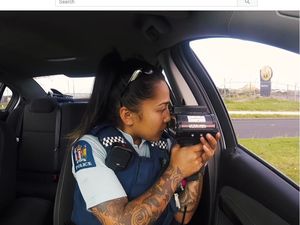 Jadi Vlogger, Polwan Cantik Bertato Ini Mencuri Perhatian