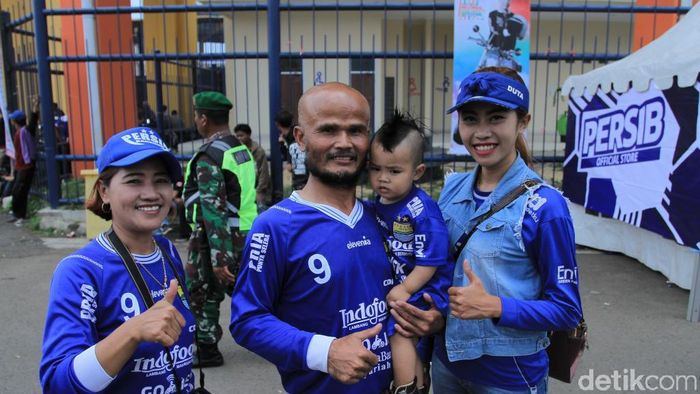 Bobotoh dari Probolinggo, Yanto Suharyanto, fans berat Sergio Van Djk. (Wisma Putra/detikSport) Bobotoh dari Probolinggo, Yanto Suharyanto, fans berat Sergio Van Djk. (Wisma Putra/detikSport)