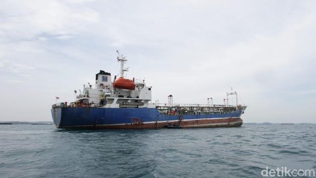 Bakamla Amankan Kapal yang Transfer BBM Ilegal di Perairan Batam