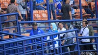 Ridwan Kamil dan istri kompak mengenakan jersey Persib.