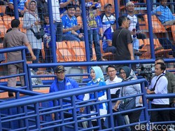 Ridwan Kamil dan istri kompak mengenakan jersey Persib.