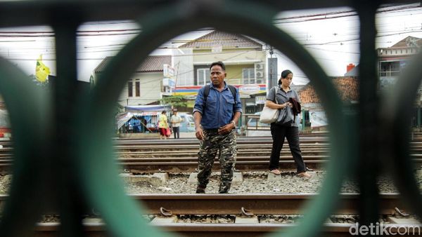 Tak Ada JPO, Warga Seberangi Rel di Jatinegara