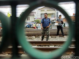Tak Ada JPO, Warga Seberangi Rel di Jatinegara