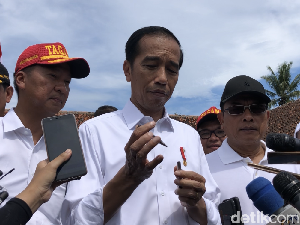 Saat Jokowi Pamer Pulpen yang Dituding Jadi Alat Komunikasi Debat
