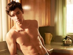 Shawn Mendes Super Hot di Iklan Calvin Klein, Fans Wanita Histeris