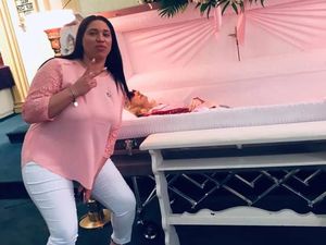 Remaja Foto Tak Sopan di Depan Jenazah Neneknya, 10 Bulan Kemudian Meninggal