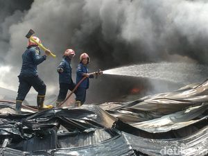 Api Robohkan 5 Gudang di Kawasan Industri Maspion yang Terbakar