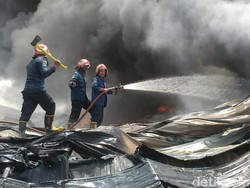 Api Robohkan 5 Gudang di Kawasan Industri Maspion yang Terbakar