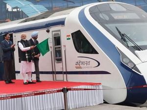 Duh! Baru Diresmikan, Kereta Cepat India Rusak karena Tabrak Sapi Duh! Baru Diresmikan, Kereta Cepat India Rusak karena Tabrak Sapi