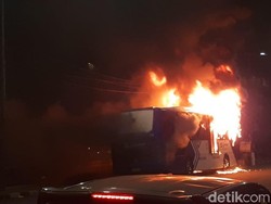 TransJakarta Terbakar di Dekat Pasar Baru Jakpus, Lalin Macet