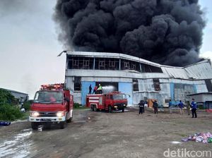 Gudang di Kawasan Industri Maspion Terbakar, Asap Membubung Tinggi