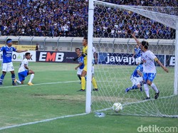 Persib berhasil memecah kebuntuan di menit 68 lewat Erwin Ramdani. Pemain pengganti itu melesakkan gol setelah memanfaatkan kemelut di depan gawang Arema FC.