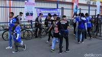 Tampil di kandang, Maung Bandung tak bisa menurunkan dua andalannya. Kapten Persib Bandung Supardi Nasir dikabarkan sakit. Sementara Ezechiel Ndouasel baru akan menempuh perjalanan dari Chad menuju Kota Bandung usai urusan keluarga.