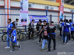 Tampil di kandang, Maung Bandung tak bisa menurunkan dua andalannya. Kapten Persib Bandung Supardi Nasir dikabarkan sakit. Sementara Ezechiel Ndouasel baru akan menempuh perjalanan dari Chad menuju Kota Bandung usai urusan keluarga.