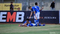 Para pemain Persib merayakan gol yang dicetak oleh Erwin Ramdani.