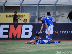 Para pemain Persib merayakan gol yang dicetak oleh Erwin Ramdani.