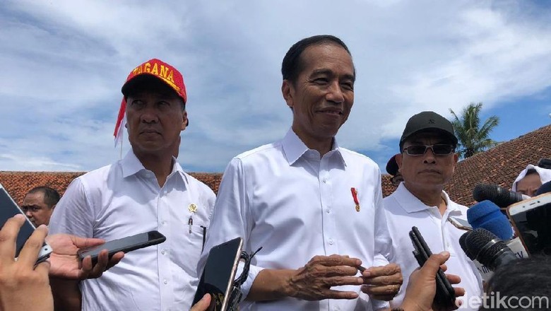 Jokowi Buka Suara Terkait Tudingan Pakai Earpiece Saat Debat Kedua Jokowi Buka Suara Terkait Tudingan Pakai Earpiece Saat Debat Kedua