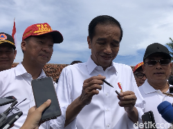 Jokowi Bantah Pakai Earpiece, Ini Loh Pulpennya