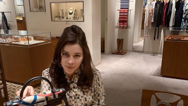 Ini Benny Janah, Aspri Hotman Paris yang Cantik dan Suka Wine