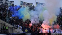 Di tribune tersebut lebih dari 10 flare dan smoke bomb menyala.