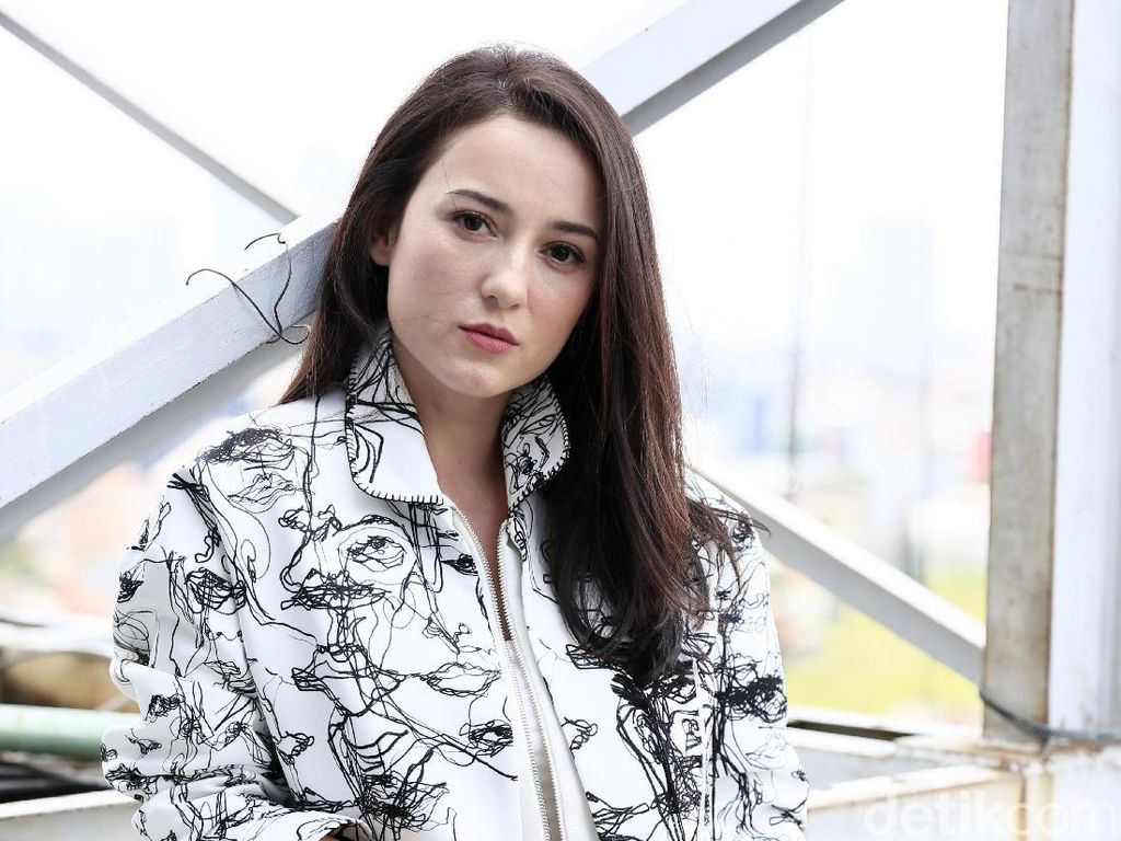 Benarkah Julie Estelle akan Lamaran di Surabaya dalam Waktu Dekat? Benarkah Julie Estelle akan Lamaran di Surabaya dalam Waktu Dekat?