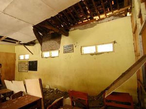 Ngeri! Atap Sekolah di Tegal Ambruk Saat Jam Belajar Berlangsung