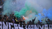 Asap berwarna-warni itu cukup menarik perhatian dan memberikan atmosfer tersendiri di Si Jalak Harupat. (Foto: Mukhlis Dinillah/detikSport)